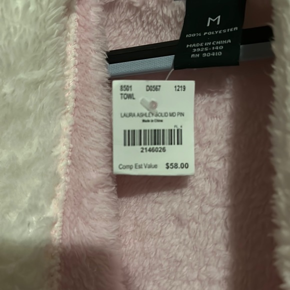 NWT Laura, Ashley, pink robe size medium very soft and fluffy - Picture 11 of 11